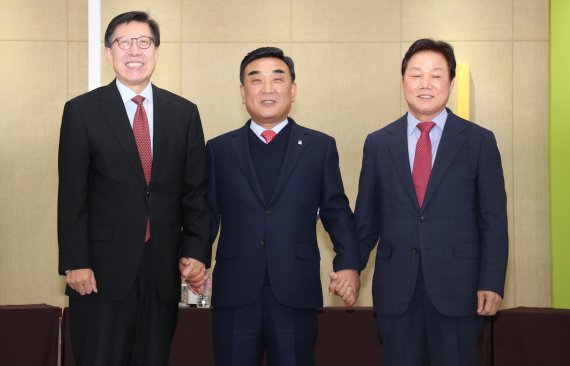 ▲지난 10월 12일 박완수(오른쪽부터) 경남도지사와 김두겸 울산시장, 박형준 부산시장이 부산시청에서 부울경 특별연합 및 행정통합 관련 간담회를 마친 후 손을 맞잡고 기념촬영을 하고 있다. 부산시 제공