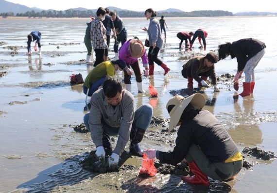 갯벌 체험중인 시청각장애인들 /사진=밀알복지재단