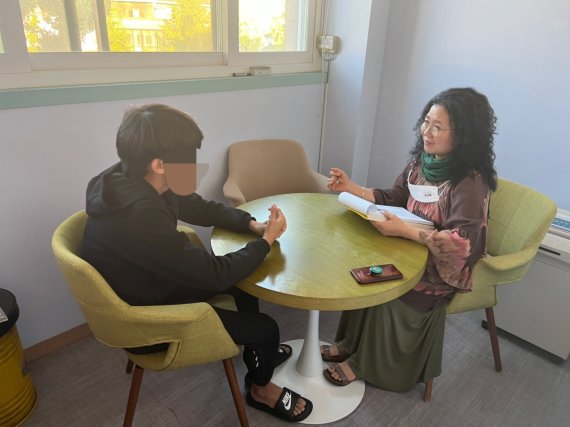 서울 은평구에 위치한 청소년도서관 작공에서 보호종료아동이 선생님과 상담하고 있다.(작공 제공)