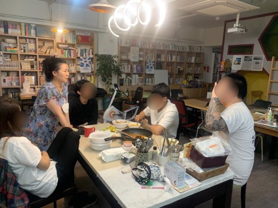 서울 은평구에 위치한 청소년도서관 작공에서 보호종료아동들이 선생님들과 식사를 하고 있다.(작공 제공)