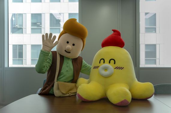 LG생활건강 빌리프 캐릭터 '빌리(왼쪽)'와 LG유플러스 캐릭터 '무너'