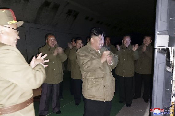 북한 조선중앙통신이 공개한 사진에 김정은(가운데) 북한 국무위원장이 12일 북한의 미공개 장소에서 장거리 순항미사일 발사훈련을 현지 지도하고 있다. 북한은 평안남도 개천에서 순항미사일을 발사한 것으로 알려졌다. /뉴시스