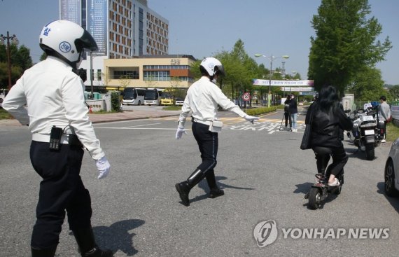 둘다 헬멧 안썼는데, 왜 나만 벌금? 황당한 전기자전거 단속법