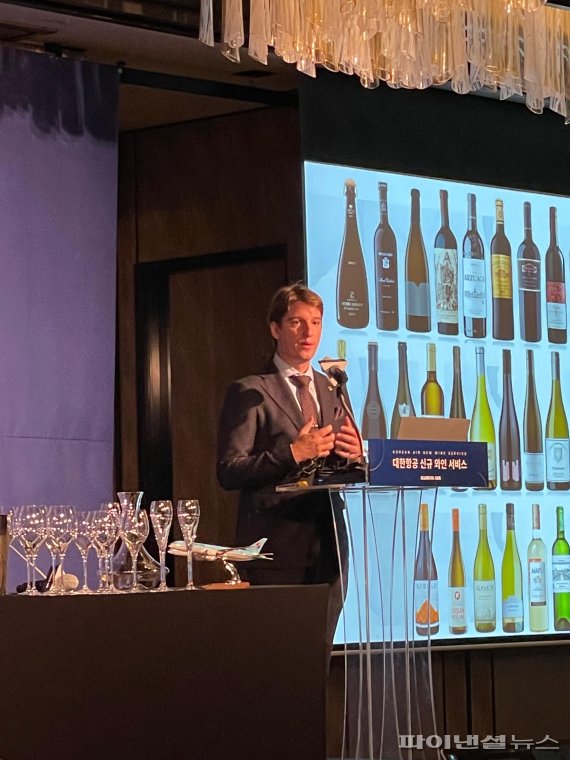 2019년 ‘월드 베스트 소믈리에’ 챔피언 마크 알머트가 13일 새롭게 선정된 대한항공 기내 와인에 대해 설명하고 있다. 권준호 기자