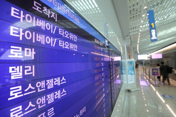 대만이 코로나 이전 한국을 포함한 무비자 입국 국가에 대한 입국을 전면 재개한 29일 인천국제공항 제2터미널 출국 모니터에 대만행 편명이 표시되고 있다. 한국은 일본, 칠레, 이스라엘, 니카라과 등과 더불어 대만 90일 무비자 입국 조치가 적용된다. 하지만 현행 입국자에 대한 3일 자가격리와 4일간의 자율관리는 그대로 시행한다. 2022.9.29/뉴스1 ⓒ News1 임세영 기자