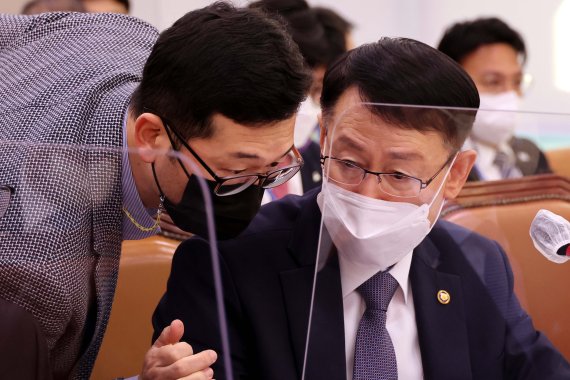 정봉훈 해양경찰청장이 13일 국회에서 열린 농림축산식품해양수산위원회 국정감사에서 관계자와 대화를 하고 있다.(공동취재사진)