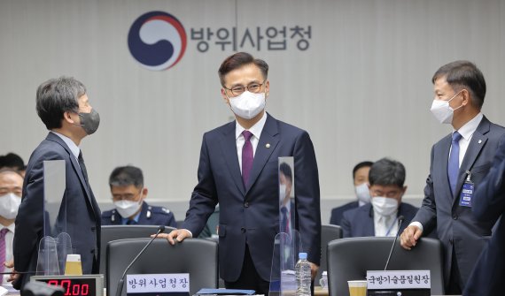 박종승 국방과학연구소장(왼쪽부터), 엄동환 방위사업청장, 허건영 국방기술품질원장이 13일 경기도 과천시 방위사업청에서 열린 국회 국방위의 방위사업청 등 국정감사에서 대화하고 있다. 사진=국회사진기자단