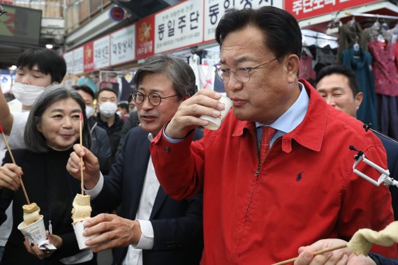 정진석 국민의힘 비상대책위원장이 13일 오후 대구 중구 서문시장을 찾아 어묵 등을 맛보고 있다. 2022.10.13/뉴스1