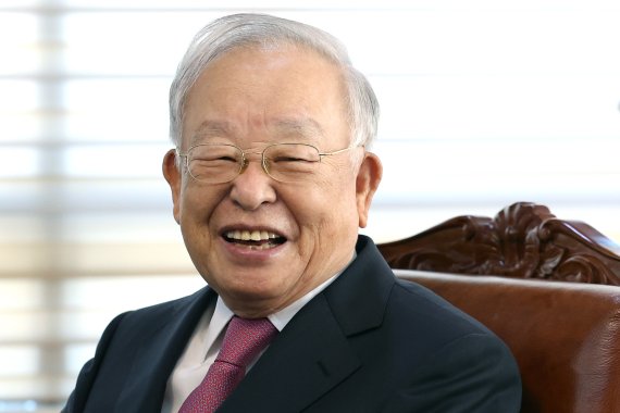 [서울=뉴시스] 조성우 기자 = 손경식 한국경영자총협회 회장이 13일 오전 서울 마포구 경총회관을 예방한 김문수 경제사회노동위원회 위원장과 환담을 나누고 있다. 2022.10.13. xconfind@newsis.com