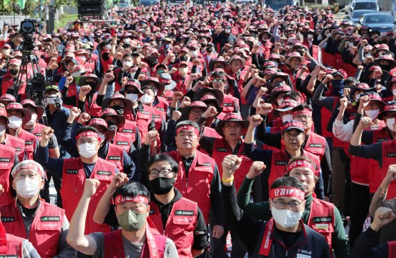 지난 10월 서울 여의도 국회 앞에서 건설산업연맹 노조원들이 구호를 외치는 모습. 뉴스1