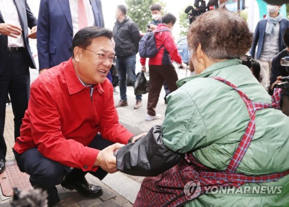 국민의힘 정진석 비상대책위원장이 13일 대구 중구 서문시장을 찾아 상인들과 인사하고 있다. 2022.10.13. 연합뉴스.