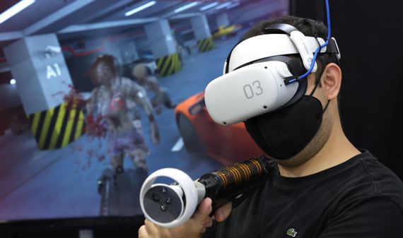 과학기술정보통신부가 13일 서울 강남구 코엑스에서 ‘디지털 신대륙, 메타버스로 도약하는 대한민국!’을 주제로 ‘코리아 메타버스 페스티벌 & K-메타버스 엑스포 2022′를 개최했다. 한 관람객이 VR 게임 체험을 하고 있다.