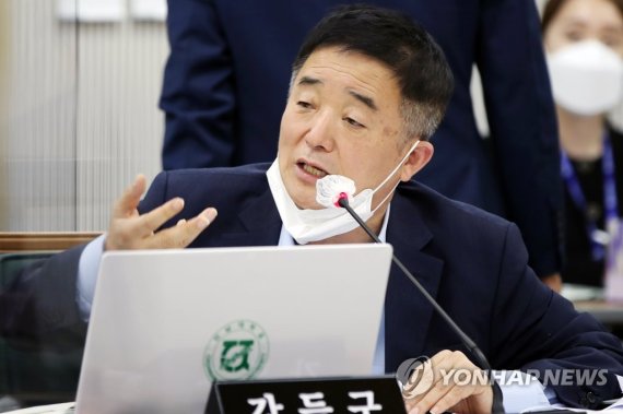 국감 질의하는 강득구 의원 국감 질의하는 강득구 의원 (광주=연합뉴스) 천정인 기자 = 국회 교육위원회 소속 더불어민주당 강득구 의원이 12일 오전 광주 북구 전남대학교에서 열린 전남대·전북대·제주대 및 각 대학병원에 대한 국정감사에서 질의하고 있다. 2022.10.12 iny@yna.co.kr (끝)