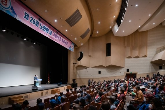 12일 청양문화예술회관 대공연장에서 열린 제26회 노인의 날 기념행사에서 김돈곤 군수가 축사를 하고 있다.(청양군 제공)