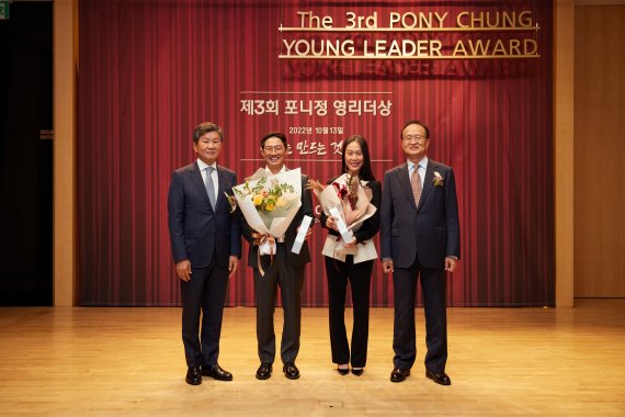 13일 서울 강남구 삼성동 아이파크타워 포니정홀에서 진행된 제3회 '포니정 영리더상' 시상식에서 정몽규 HDC그룹 회장, 김혜연 엔씽 대표, 피아니스트 손열음, 주선회 법무법인 삼우 고문변호사(왼쪽부터)가 기념촬영을 하고 있다. HDC그룹 제공