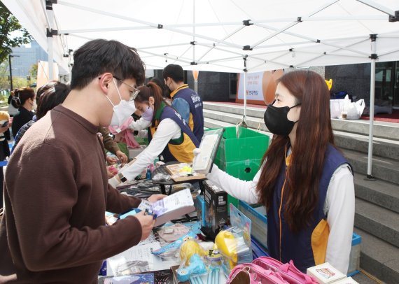 현대해상이 지난 12일 서울 종로구 본사 앞에서 개최한 '사랑나눔장터'에서 직원들이 임직원과 하이플래너가 기증한 물품을 판매하고 있다. 현대해상 제공