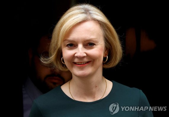 리즈 트러스 영국 총리 FILE PHOTO: British Prime Minister Liz Truss walks outside Number 10 Downing Street, in London, Britain, October 12, 2022. REUTERS/Hannah McKay/File Photo