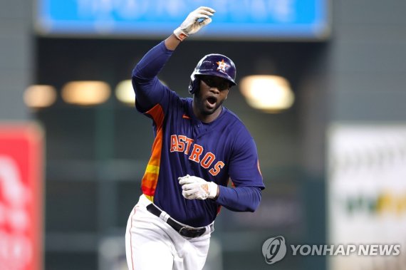 요르단 알바레스 HOUSTON, TEXAS - OCTOBER 13: Yordan Alvarez #44 of the Houston Astros runs the bases after hitting a two-run home run against the Seattle Mariners during the sixth inning in game two of the American League Division Series at Minute Maid Park on October 13, 2022 in Houston, Texas. Carmen Man