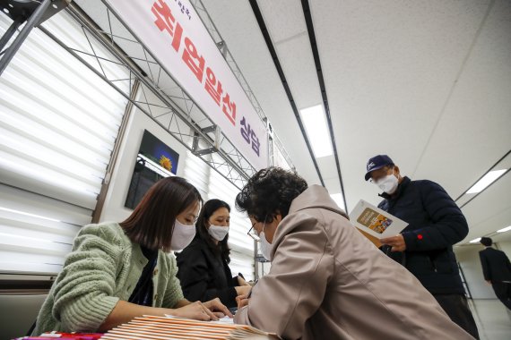 양천구 노인 일자리박람회를 찾은 어르신이 알선취업 상담을 받고 있다. /사진=뉴시스