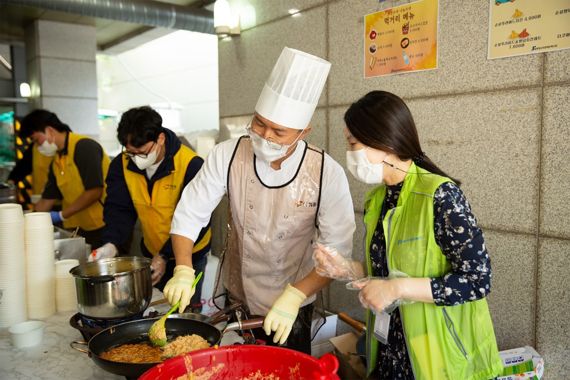 13일 실로암시각장애인복지관에서 열린 ‘2022 희망모아 나눔모아’ 축제에 참석한 아워홈 임직원들의 모습. 아워홈 제공.