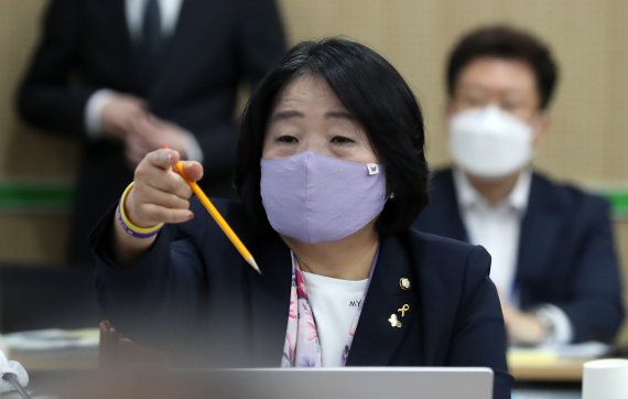 윤미향 무소속 의원이 지난 10월 14일 세종시 국립세종수목원에서 열린 국회 농림축산식품해양수산위원회의 산림청 등에 대한 국정감사에서 모니터를 가르키고 있다. /사진=뉴시스