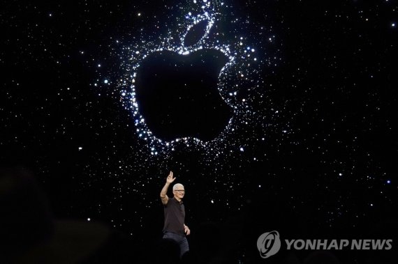 아이폰14 공개 행사서 인사하는 팀 쿡 애플 CEO 아이폰14 공개 행사서 인사하는 팀 쿡 애플 CEO (쿠퍼티노 AP=연합뉴스) 팀 쿡 애플 최고경영자(CEO)가 7일(현지시간) 미국 캘리포니아주 쿠퍼티노의 애플 본사에서 열린 신제품 공개 행사에서 무대에 올라 인사하고 있다. 애플은 이날 아이폰14 시리즈와 애플워치, 에어팟 등 신제품을 선보였다. 2022.9.8 leekm@yna.co.kr (끝)
