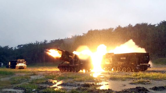 한미 연합 다연장로켓(MLRS) 실사격 훈련'. 사진=육군 제공