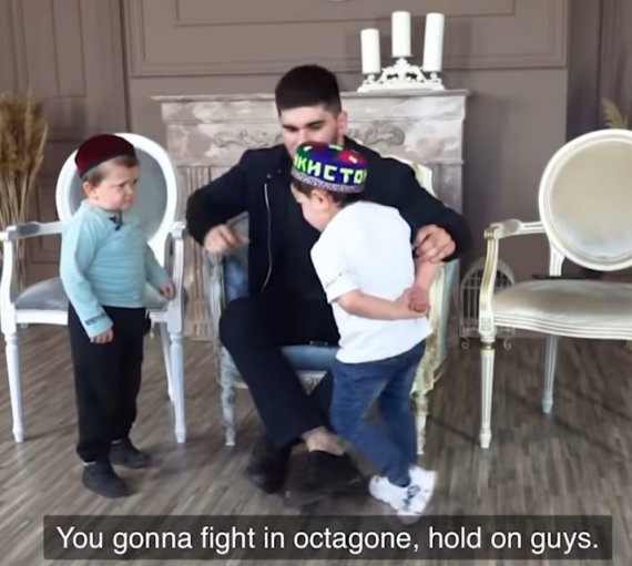 [서울=뉴시스] 하스불라(왼쪽)는 지난해 5월, 비슷한 유전병을 앓고 있는 래퍼 압두 로직(오른쪽)과의 대결 구도를 형성하기도 했으니 실제 경기로 이어지지는 않았다 (사진출처: 유튜브 영상 캡처) 2022.10.14. *재판매 및 DB 금지