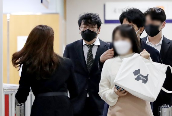 이정훈 전 빗썸코리아 이사회 의장이 4일 서울 서초구 서울중앙지방법원에서 열린 1000억대 사기 1심 공판에 출석하고 있다. 이 전 의장은 지난 2018년 김병건 BK그룹 회장과 BXA 코인 관련 사기 혐의로 법적 공방 중에 있다. 한편 오는 6일 국회 정무위원회의 금융위 국정감사에 이 전 의장이 증인으로 채택 했으나, 이 전 의장은 건강상 문제와 형사소송 등의 사유로 국정감사 불출석 사유서를 제출했다. 2022.10.4/뉴스1 ⓒ News1 장수영 기자