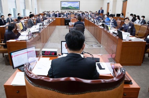 14일 오후 서울 여의도 국회에서 환경노동위원회의 한국수자원공사·한국환경공단 등에 대한 국정감사가 진행되고 있다 사진=뉴스1화상