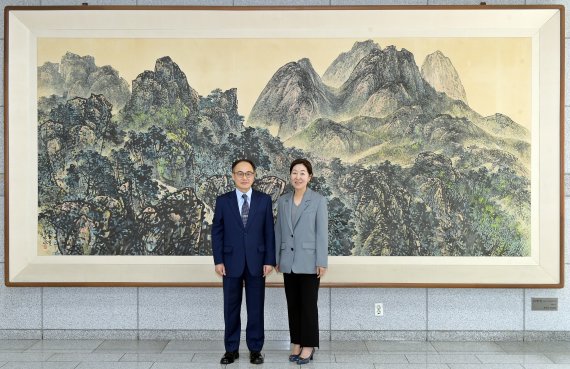 이원석 검찰총장(왼쪽)과 김학자 한국여성변호사회 회장이 간담회를 마치고 기념촬영을 하고 있다. 사진=대검 제공