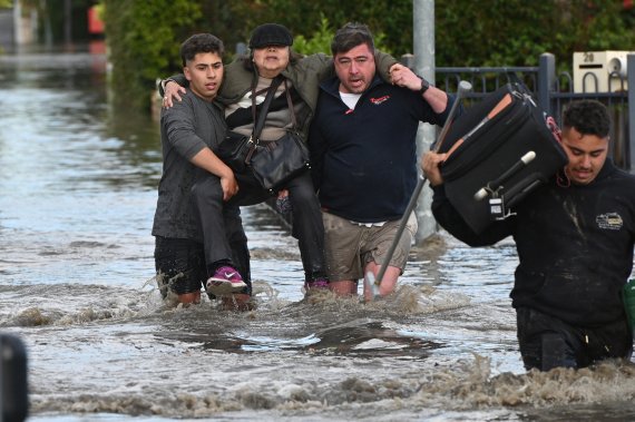 호주 남동부 빅토리아주에 이틀 간 폭우가 쏟아지면서 강둑이 무너져 가옥 수백 곳이 물에 잠기는 등 피해가 속출하면서 수천 명이 대피하는 소동이 일었다. ⓒ 로이터=뉴스1 ⓒ News1 이서영 기자