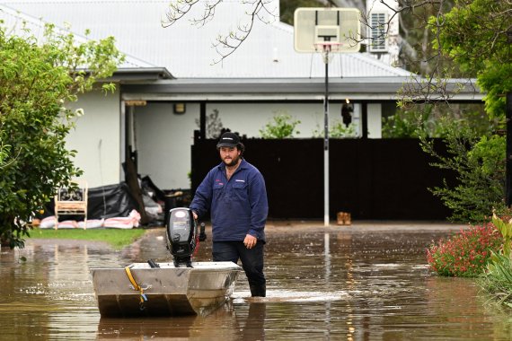 호주 남동부 빅토리아주에 이틀 간 폭우가 쏟아지면서 강둑이 무너져 가옥 수백 곳이 물에 잠기는 등 피해가 속출하면서 수천 명이 대피하는 소동이 일었다. ⓒ 로이터=뉴스1 ⓒ News1 이서영 기자