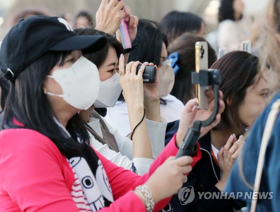 '콘서트장이 너무 궁금해' '콘서트장이 너무 궁금해' (부산=연합뉴스) 강덕철 기자 = 2030 부산세계박람회 유치 기원 방탄소년단(BTS)콘서트를 하루 앞둔 14일 부산 연제구 콘서트장인 부산아시아드주경기장을 찾은 팬들이 공연 준비 모습을 지켜보고 있다. 2022.10.14 kangdcc@yna.co.kr (끝)