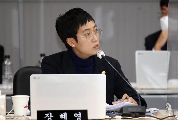 지난달 14일 오후 한국은행 전북본부에서 열린 국회 기획재정위원회 국정 감사에서 장혜영 정의당 의원이 질의하고 있다. 연합뉴스