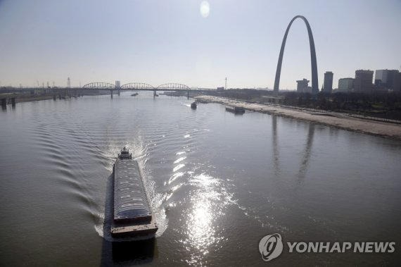 미시시피강을 운항하는 바지선 FILE - A barge powers its way up the Mississippi River on Nov. 16, 2012, in St. Louis. Parts of the Mississippi River are so low from weeks of drought that barge traffic is being limited at the worst possible time: as crop harvests begin in 2022. (AP Photo/Jeff Roberson, File) FILE P