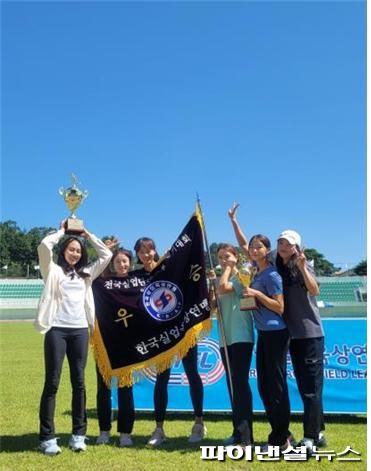 시흥시청 육상부 제33회 전국실업단대항육상경기대회 우승- 왼쪽부터 이민정 임지희 신지애 황윤경 김애영 민지현 선수. 사진제공=시흥시