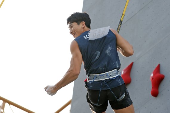 대한민국 이승범이 14일 오후 서울 서초구 잠원한강공원에서 열린 2022 국제스포츠클라이밍연맹(IFSC) '서울 스포츠클라이밍 아시아선수권대회' 남자 스피드 결승전에서 1위를 확정 짓고 기뻐하고 있다. 2022.10.14/뉴스1 ⓒ News1 이승배 기자