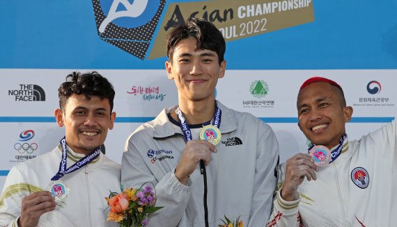 대한민국 이승범이 14일 오후 서울 서초구 잠원한강공원에서 열린 2022 국제스포츠클라이밍연맹(IFSC) '서울 스포츠클라이밍 아시아선수권대회' 남자 스피드 부문 시상대에 올라 금메달을 목에 걸고 있다. 2022.10.14/뉴스1 ⓒ News1 이승배 기자