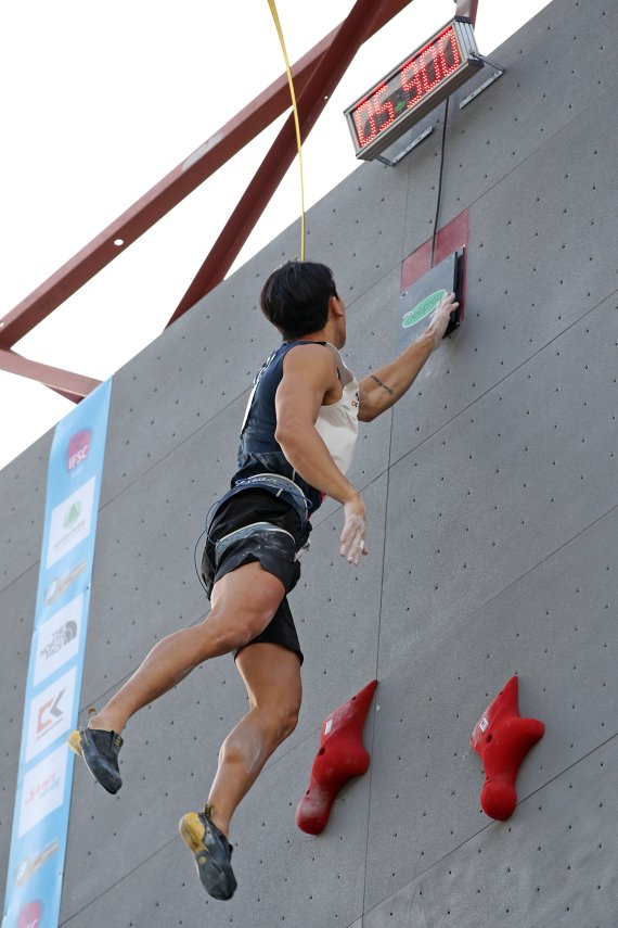 대한민국 이승범이 14일 오후 서울 서초구 잠원한강공원에서 열린 2022 국제스포츠클라이밍연맹(IFSC) '서울 스포츠클라이밍 아시아선수권대회' 남자 스피드 결승전에서 마지막 도약을 하고 있다. 2022.10.14/뉴스1 ⓒ News1 이승배 기자