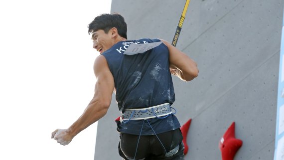 대한민국 이승범이 14일 오후 서울 서초구 잠원한강공원에서 열린 2022 국제스포츠클라이밍연맹(IFSC) '서울 스포츠클라이밍 아시아선수권대회' 남자 스피드 결승전에서 1위를 확정 짓고 기뻐하고 있다. 2022.10.14/뉴스1 ⓒ News1 이승배 기자