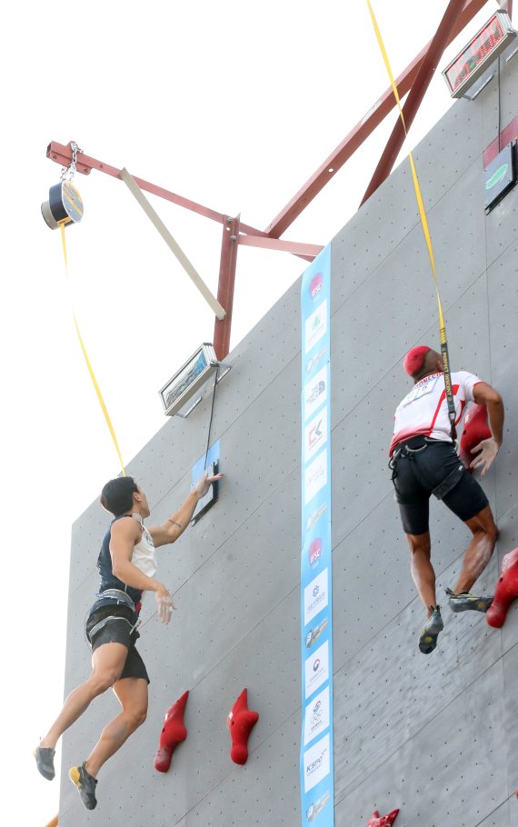 대한민국 이승범이 14일 오후 서울 서초구 잠원한강공원에서 열린 2022 국제스포츠클라이밍연맹(IFSC) '서울 스포츠클라이밍 아시아선수권대회' 남자 스피드 4강전에서 결승 진출을 확정 짓고 있다. 2022.10.14/뉴스1 ⓒ News1 이승배 기자