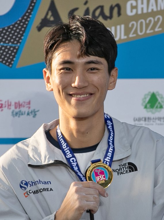 대한민국 이승범이 14일 오후 서울 서초구 잠원한강공원에서 열린 2022 국제스포츠클라이밍연맹(IFSC) '서울 스포츠클라이밍 아시아선수권대회' 남자 스피드 부문 시상대에 올라 금메달을 목에 걸고 있다. 2022.10.14/뉴스1 ⓒ News1 이승배 기자