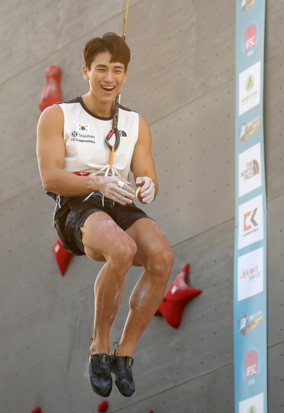 대한민국 이승범이 14일 오후 서울 서초구 잠원한강공원에서 열린 2022 국제스포츠클라이밍연맹(IFSC) '서울 스포츠클라이밍 아시아선수권대회' 남자 스피드 4강전에서 결승 진출을 확정 짓고 기뻐하고 있다. 2022.10.14/뉴스1 ⓒ News1 이승배 기자