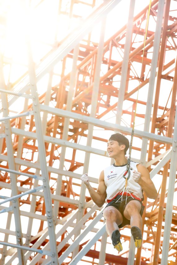 대한민국 이승범이 14일 오후 서울 서초구 잠원한강공원에서 열린 2022 국제스포츠클라이밍연맹(IFSC) '서울 스포츠클라이밍 아시아선수권대회' 남자 스피드 4강전에서 결승 진출을 확정 짓고 기뻐하고 있다. 2022.10.14/뉴스1 ⓒ News1 이승배 기자