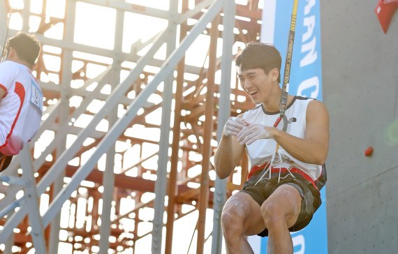 대한민국 이승범이 14일 오후 서울 서초구 잠원한강공원에서 열린 2022 국제스포츠클라이밍연맹(IFSC) '서울 스포츠클라이밍 아시아선수권대회' 남자 스피드 결승전에서 1위를 확정 짓고 기뻐하고 있다. 2022.10.14/뉴스1 ⓒ News1 이승배 기자