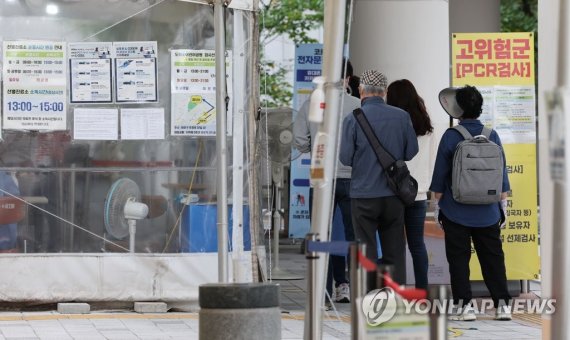 서울 마포구보건소 코로나19 선별진료소에서 PCR 검사를 받으려는 시민들이 대기하고 있다. 사진=연합뉴스