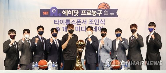 새 시즌 앞둔 프로농구 새 시즌 앞둔 프로농구 (서울=연합뉴스) 신현우 기자 = 11일 서울 강남구 호텔리베라청담에서 열린 2022-2023 SKT 에이닷 프로농구 개막 미디어데이에서 선수들이 기념 촬영하고 있다. 왼쪽부터 LG 이재도, DB 두경민, KGC 양희종, 삼성 이정현, SK 최준용, KT 양홍석, 캐롯 전성현, KCC 허웅, 현대모비스 이우석, 한국가스공사 정효근. 2022.10.11 nowwego@yna.co.kr (끝)