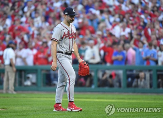 고개 숙인 스트라이더 Oct 14, 2022; Philadelphia, Pennsylvania, USA; Atlanta Braves starting pitcher Spencer Strider (65) is relieved in the third inning in game three of the NLDS for the 2022 MLB Playoffs against the Philadelphia Phillies at Citizens Bank Park. Mandatory Credit: Eric Hartline-USA TODAY Sport