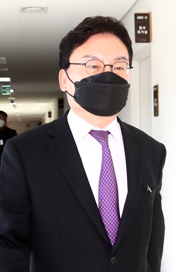 이스타항공 부정 채용 의혹을 받는 이상직 전 국회의원이 지난해 12월14일 전주지법에서 출석한 모습. 뉴스1